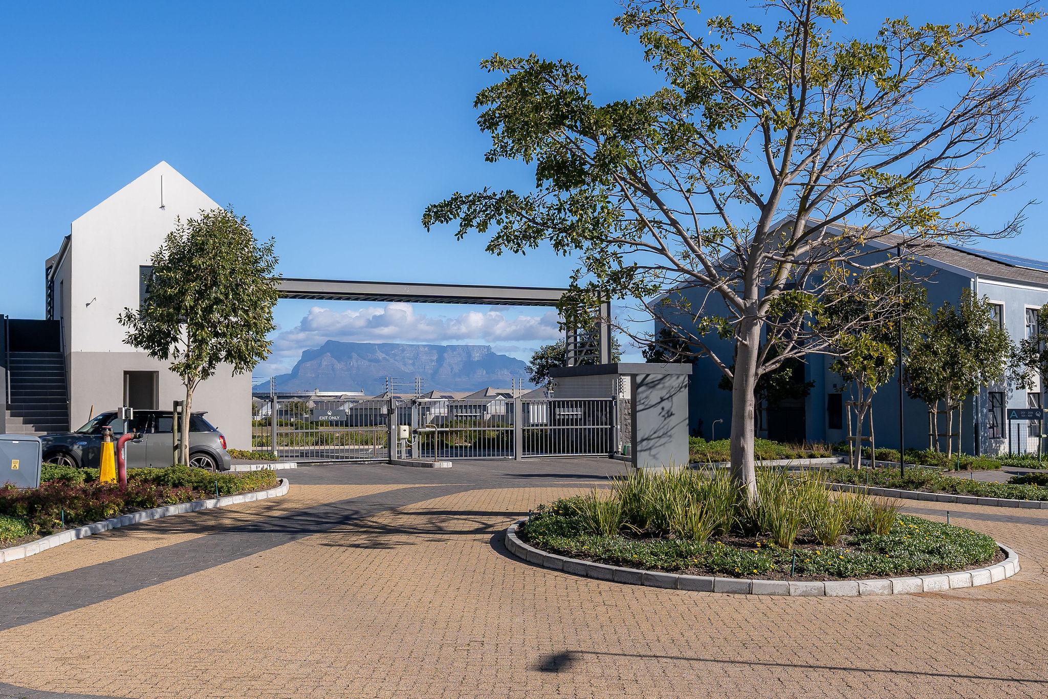 Quinta Estate gated entrance with a view of Table Mountain